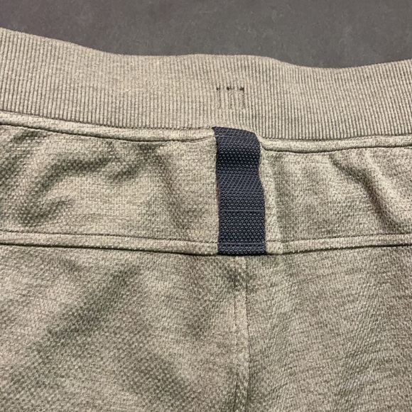 Lululemon Men’s Shorts Olive Green size XL - Picture 4 of 5